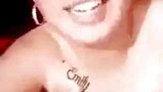 العاهرة الشبقية إميلي ويليس تأخذ قضيبًا ضخمًا لأول مرة