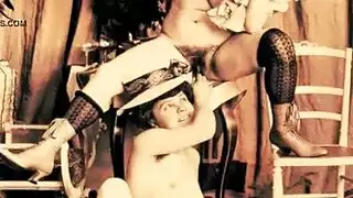 سكس مصري صريح: سكرتيرة محجبة تمص زبًا بعمق