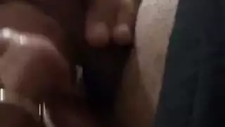 نجم إباحي آسيوي يمص القضيب قبل أن يتمدد