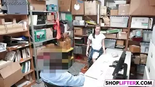 مراهقة وقحة تحب مص القضيب وجعل الرجال ينفجرون من المتعة