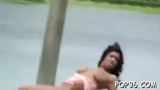 عاهرة الشارع تبلع قضيبًا بعمق ويُطلَى وجهها بالمني