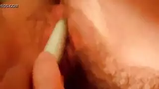 مراهقة قذرة تستمني قضيباً صلباً إلى أقصى صلابة