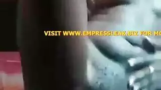 فانيسا المراهقة تفضل القضيب الصلب لصديق والدها على الواجبات