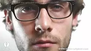 عمر يهيمن في السرير جنس خشن وقذف