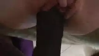 فتاة مثيرة تأخذ قضيبًا أسود ضخمًا في مشهد إباحي مكثف