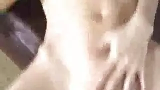 زب اسود طويل جدا امام كس الفتاة الجميل و ينيكها بقوة