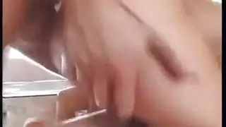 علاقة جنسية ثلاثية عربية ساخنة: فاسقتان وقضيب ضخم واحد