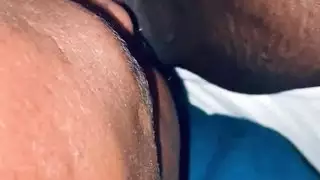 السيدة السمراء المسيطرة تقطر رطوبة من فعل إباحي لعق كس قاسي