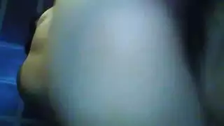 فتاة جديدة في الثامنة عشرة بمؤخرة إباحية مثالية تأخذ ضربات جنسية