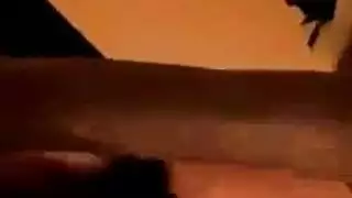 استراحة دراسة: طالبة مدبوغة تُمارس الجنس بقوة على الأريكة