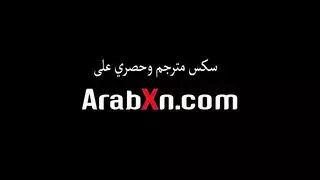 الاخت تدخل على غرفة اخوها