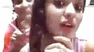 شقراء بلاتينية تمص قضيبًا صلبًا بشدة