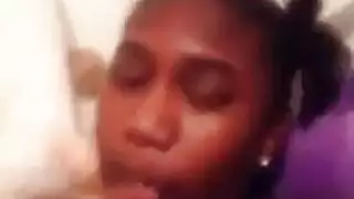 فيديو إباحي: عاهرة سمراء كبيرة الصدر تتوسل للمني على ثدييها