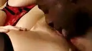 جلسة غداء سريعة: شقراوتان تمارسان الجنس الخشن في غرفة النوم