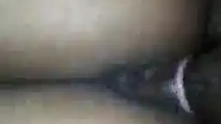 امرأة فاتنة جاهزة لجنس شرجي عميق على الأرض