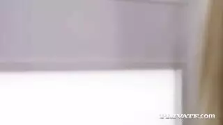 الفتاة المشاغبة تجذب والد صديقها ليملأ مهبلها الضيق