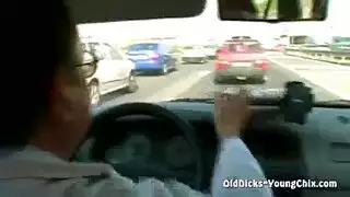 رجل ناضج خبير يستبدل لعبتها الضخمة بقضيب صلب سميك