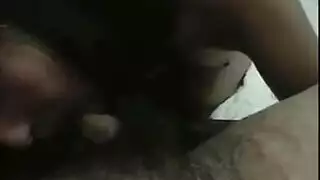 شقراء ذات شعر خفيف تُمارس الجنس بعمق وهي ترتدي ملابس داخلية