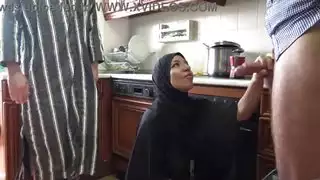زوج الديوث يشاهد زوجته العربية تمارس الجنس مع ديك كبيرة