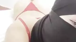 مشهد إباحي محجبة: فتاة مفلسة تهز مؤخرتها الضخمة أمام الكاميرا