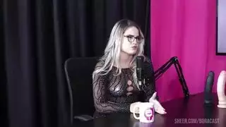 نجمة إباحية سمراء تحصل على لعق فرجها العصيري قبل أن تركب قضيبًا عربيًا