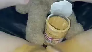 إباحية شهوة الطعام: دهن زبدة الفول السوداني على شق مراهقة ضيق