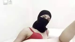 مشهد إباحي: فتاة عربية خجولة في حجاب تداعب فرجها المتساقط