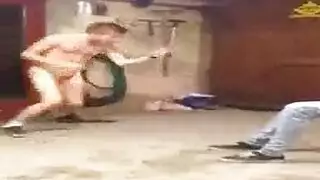 شابان بنظارات يمارسان الجنس مع صديقة الصديق في فيلم إباحي صريح