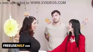 الابن بالتبني يدخل على زوجة الأب وهي تمارس الجنس بعنف مع رجلها الجديد