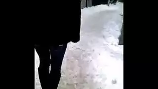 سمراء ذات فتحات وردية لذيذة تُمارس الجنس بوضعية الكلب