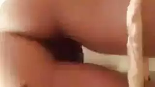 فتاة لاتينية ذات أثداء طبيعية ضخمة تركب قضيب أسود إباحي ضخم