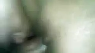 خيال جنس جماعي في غرفة المعيشة: ربة منزل مثيرة تُمارس الجنس مع هتاف غريب