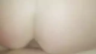 فتاة صغيرة تخدم زبين بفمها وكسها على الأريكة