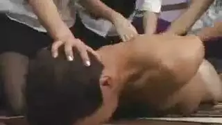 خدامه بترقب المدام وهى بتتنك