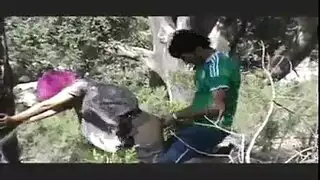 باكستاني على ركبتيها