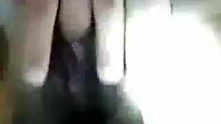 فتاة سمراء مغرية تظهر مهبلها قبل جنس عنيف