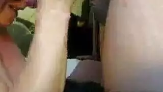 مراهقة سمراء تمارس بقوة على فتحتها، تتوسل للمزيد