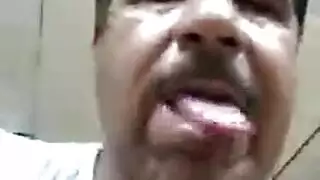 عاهرة بالغة قانونياً يتم تفحيطها بقوة من قبل أب في فيديو بورن مكثف