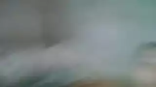 امرأة سمراء مثيرة تنشر ساقيها مفتوحة على مصراعيها للحصول على مارس الجنس أكثر من المعتاد وتئن أثناء كومينغ