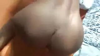 ينيكك زوجتة مع عاهرة