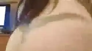 إباحية سحاقية ذات أثداء كبيرة: مقص وألعاب على الأريكة