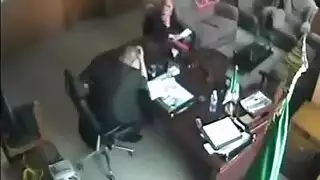 ترقية شركاتية: السكرتيرة المحجبة تكسب علاوة بحلقها ومؤخرتها