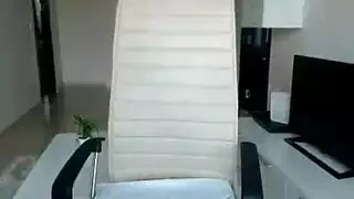 فتاة مثارة تخلع لباس النوم وتضاجع نفسها على الويب كام