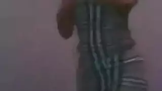 فتاة جزائرية جامحة تصرخ طالبة القضيب بينما تكشف فتحاتها