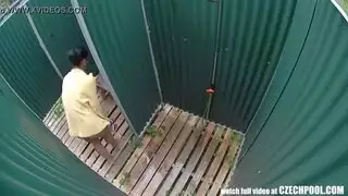 فتاة سمراء وقحة تأخذ نكاحًا قاسيًا بجانب المسبح