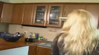 ذهبت شقراء حامل مغر إلى غرفة نومه وشعرت بالرضا التام وخطفت على وجهها