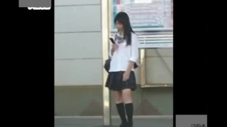 فتاة المدرسة الآسيوية تبا رجل يرتدي بلطف من فصلها بعد مص قضيبه