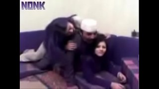 رجل عربي سكران يمارس سكس المحارم مع بنتيه المطلقتين