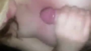 فاتنة في سن المراهقة بصورة عاهرة ترتدي ملابس داخلية مثيرة وتلعب مع بوسها طوال اليوم