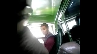 شاذ يدلك زبه يستمني في الباص ويقذف المني يغري السائق باللواط